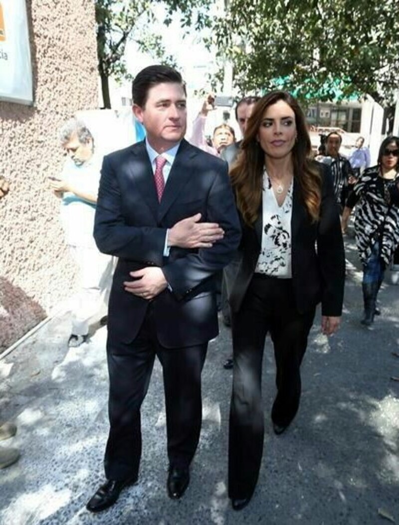 El candidato a la presidencia, Ricardo Anaya, y su esposa, Carolina Martínez, caminan por la calle.