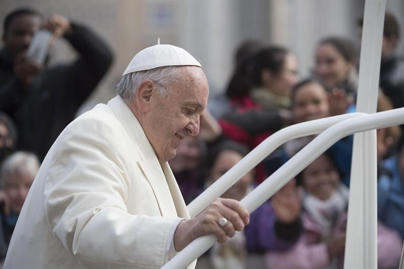 El Papa Francisco saluda a la multitud en la Plaza de San Pedro
