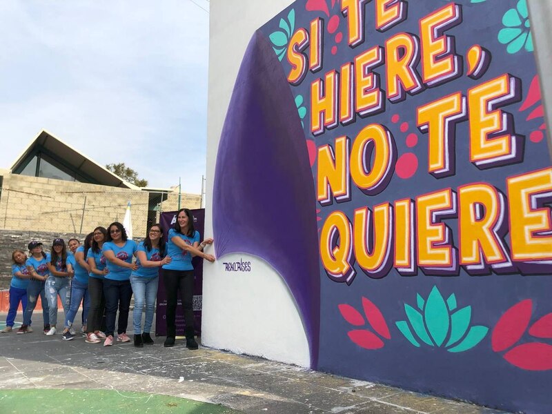 Mujeres creando un mural en una pared
