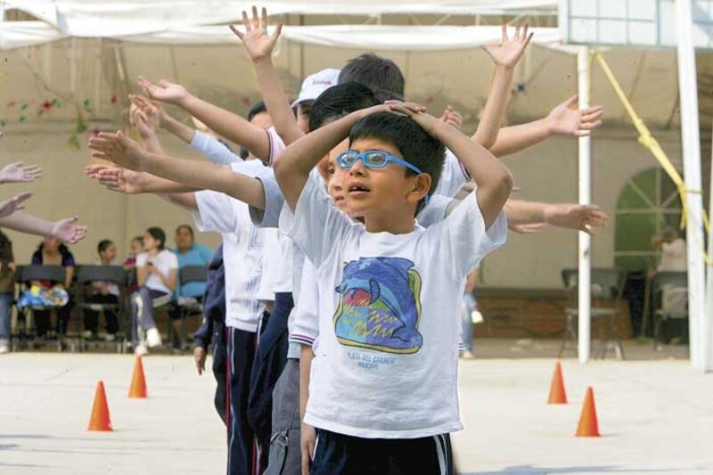 Niños haciendo ejercicio en la escuela