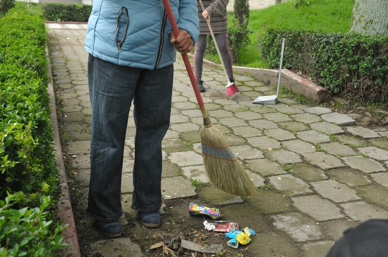 Mujer barriendo la calle