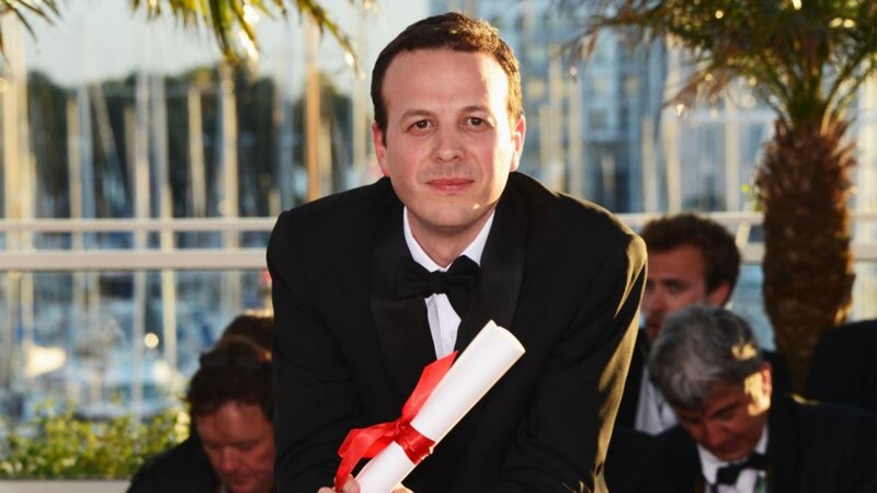 El director de cine Wes Anderson acepta un premio en el Festival de Cine de Cannes