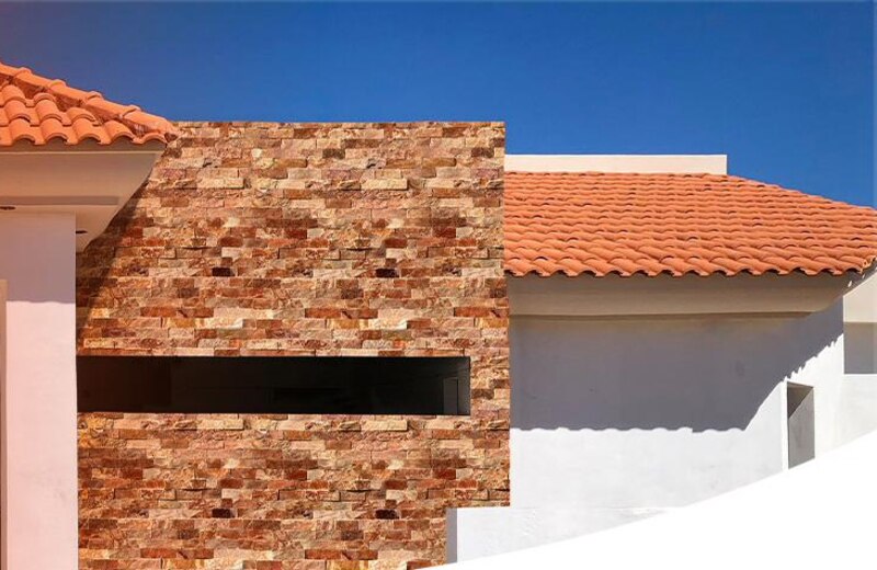 Fachada de casa con revestimiento de ladrillo