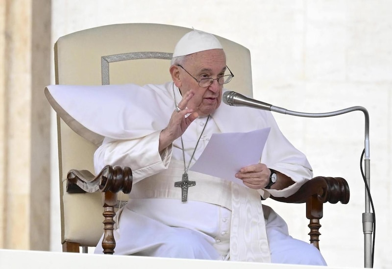 El Papa Francisco pronuncia un discurso ante una multitud en la Plaza de San Pedro.