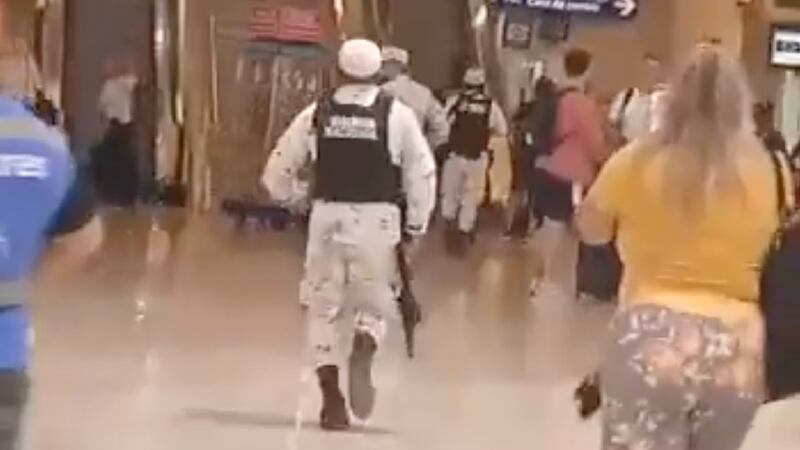 Un soldado en el aeropuerto