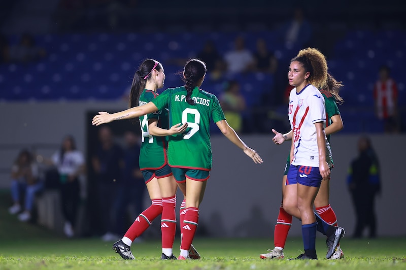 Jugadoras de fútbol celebrando un gol