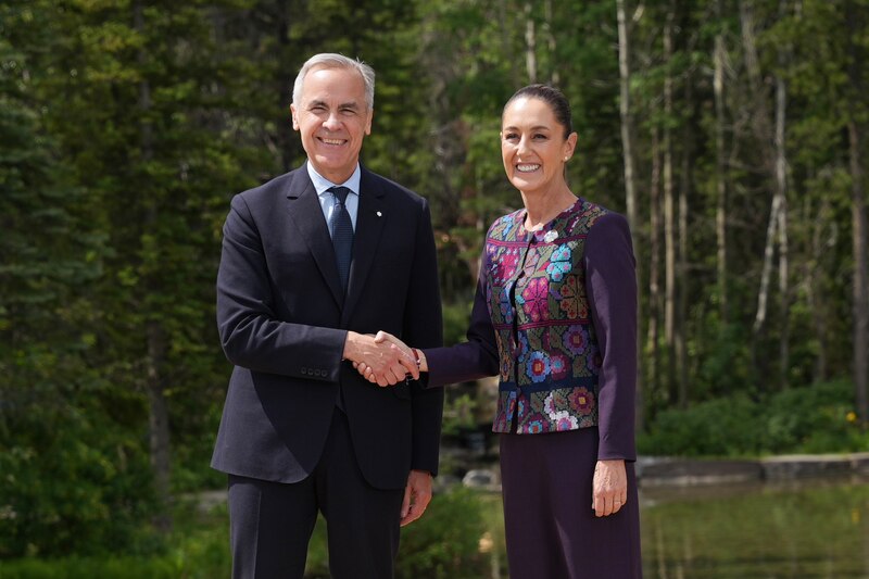 Claudia Sheinbaum da la mano al primer ministro de Canadá, Mark Carney, durante el inicio del G7 2025 en Kananaskis