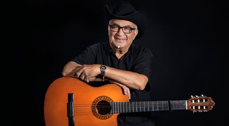 El cantante mexicano Vicente Fernández con su guitarra
