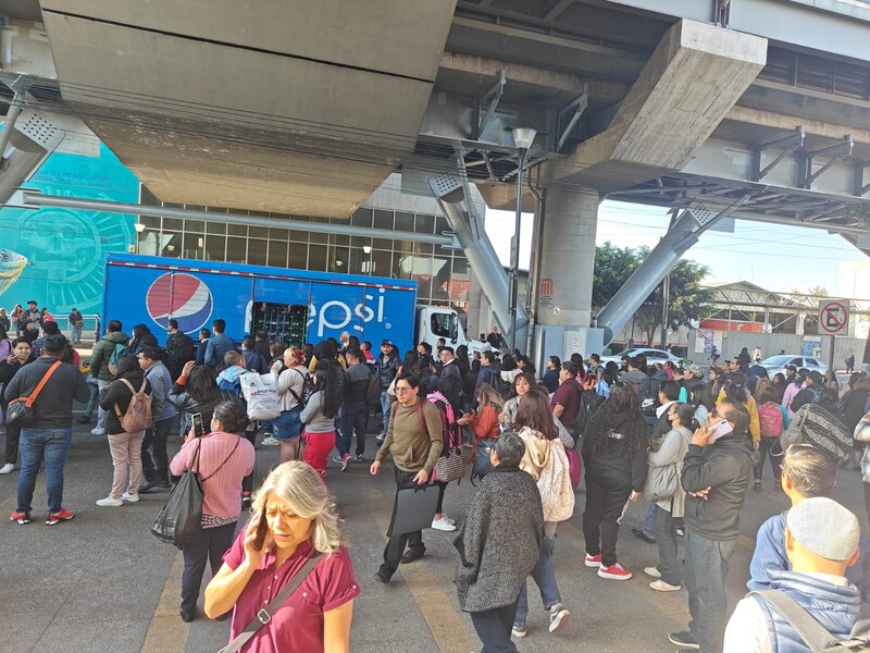 Multitud de personas camina por una calle de la Ciudad de México