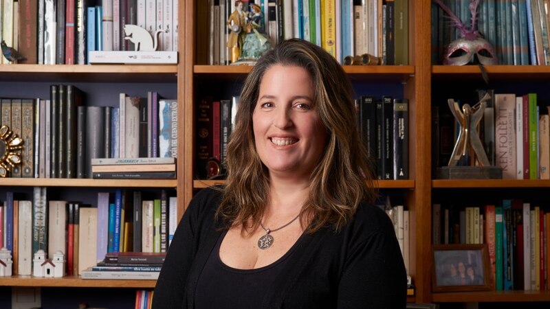 La escritora española Elvira Navarro en su biblioteca particular.