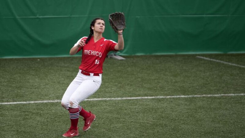 ¡Jugadora de softbol mexicana en acción!
