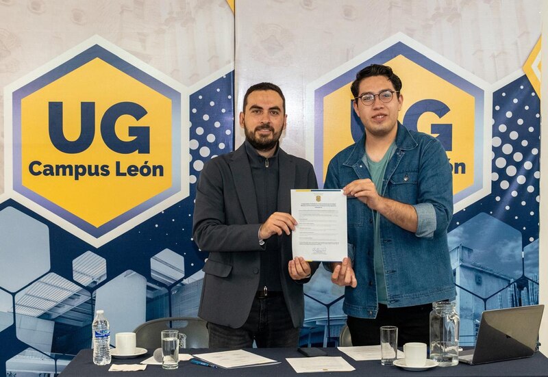 Diputado Alan Márquez firmando el Compromiso Ciudadano y Universitario por la Salud Mental y la Prevención de la Violencia en la Universidad de Guanajuato