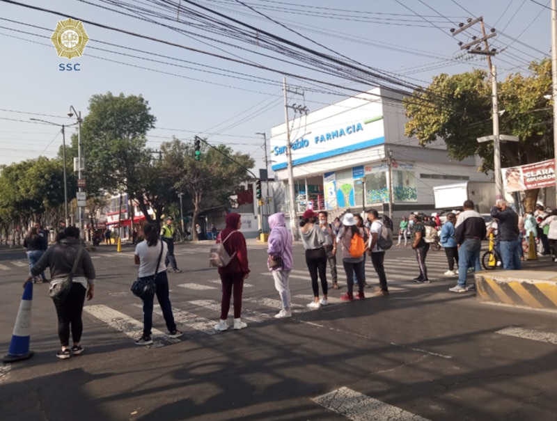 Multitud de personas en una calle de la ciudad