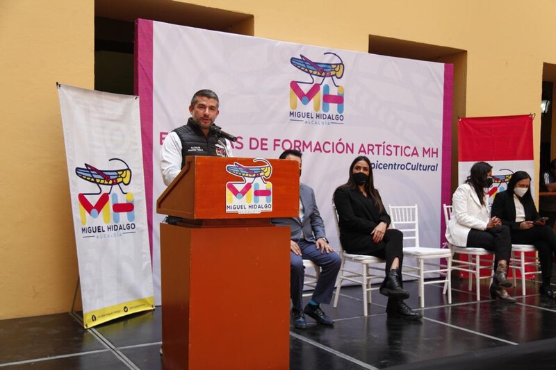 Miguel Hidalgo inaugura la exposición "Formación Artística MH" en el Centro Cultural