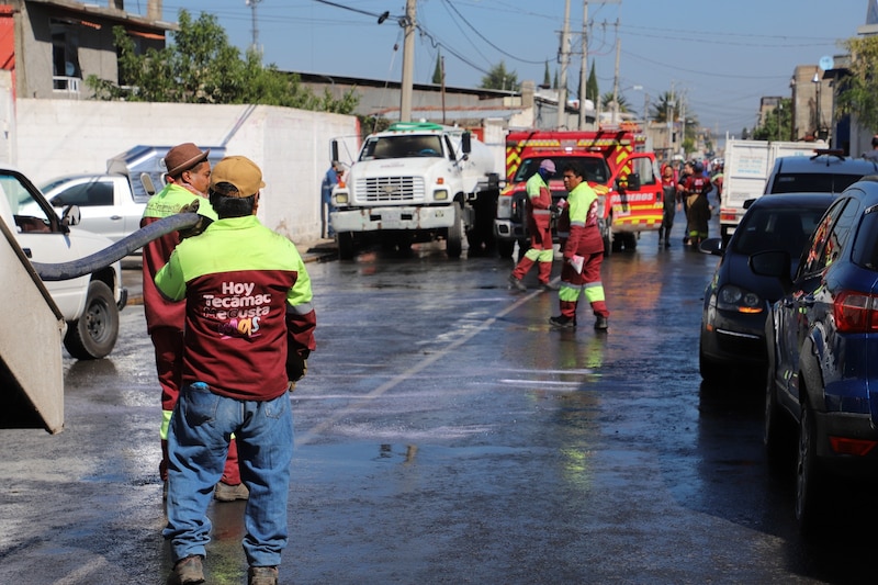 Trabajadores limpian canaletas en Tecámac como parte de las acciones de prevención por lluvias atípicas
