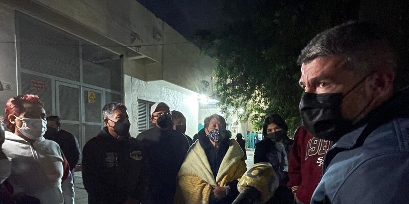Periodista entrevista a damnificados por un incendio