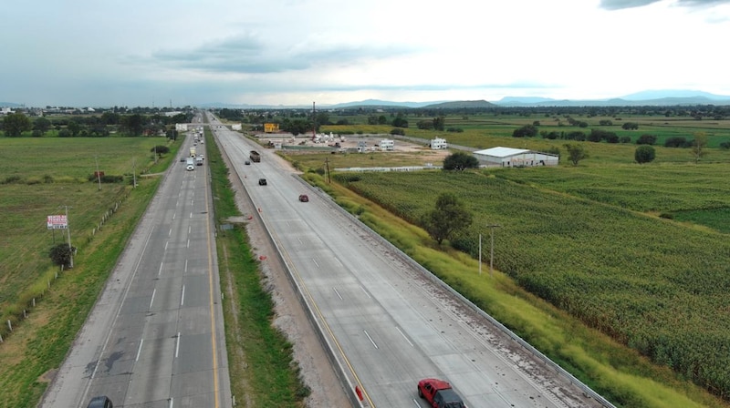 Imagen de la rehabilitación del tramo de la Autopista México-Querétaro con concreto sostenible, mostrando el proceso de pavimentación