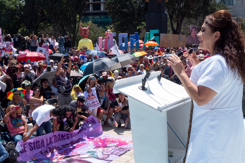 Clara Brugada, candidata de Morena a la alcaldía de Iztapalapa, durante un mitin de campaña.