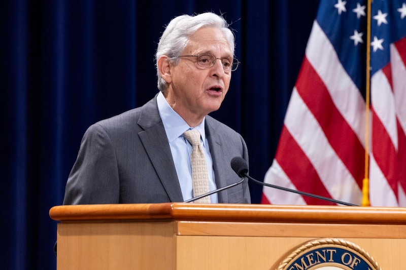 El fiscal general Merrick Garland habla en una conferencia de prensa