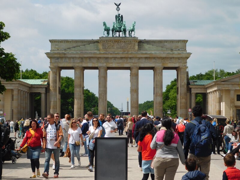 Multitud de personas camina por la Puerta de Brandenburgo en Berlín