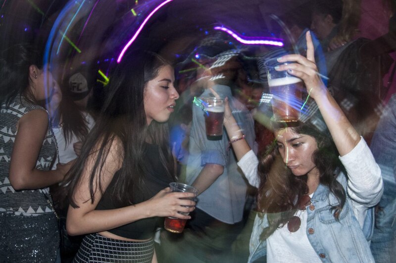 Jóvenes bailando en una discoteca