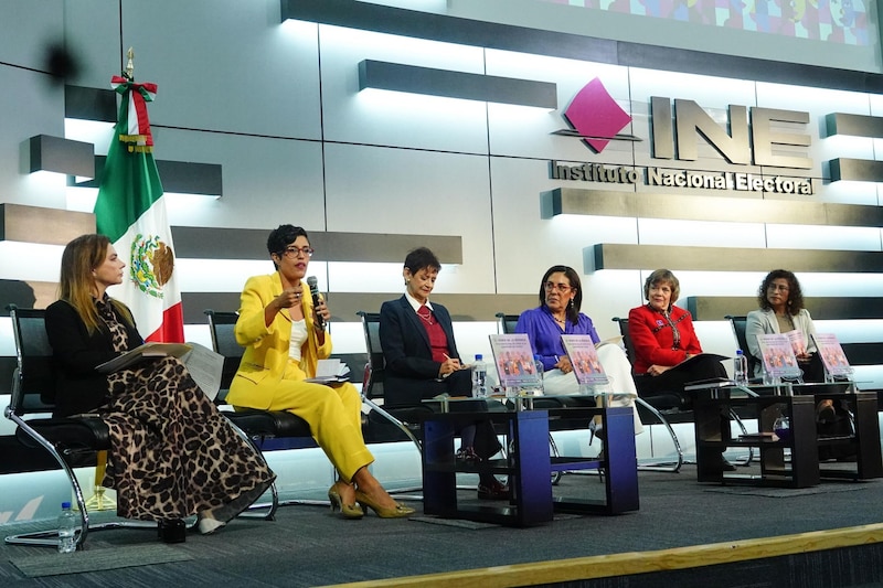 Claudia Zavala, Carla Humphrey, consejeras electorales Cecilia Lavalle y Teresa Hevia, escritoras del Deber de la Memoria del derecho al voto a la paridad en todo, durante la presentación de dicho libro en el evento, "Un nuevo horizonte-71° Aniversario del Voto de las Mujeres en México" en el Auditorio del Instituto Nacional Electoral (INE).