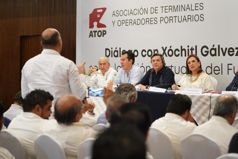Xóchitl Gálvez dialoga con empresarios portuarios