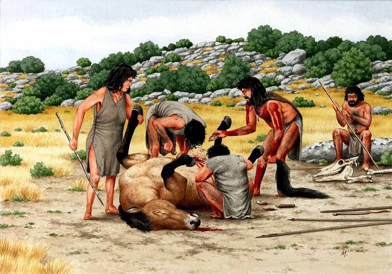 Los primeros humanos cazando un caballo