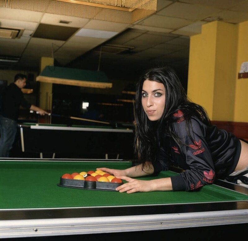 Amy Winehouse en una mesa de billar