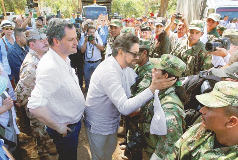 El presidente saluda a una soldado