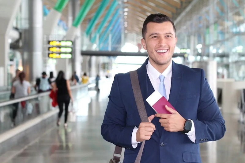 Joven empresario en el aeropuerto