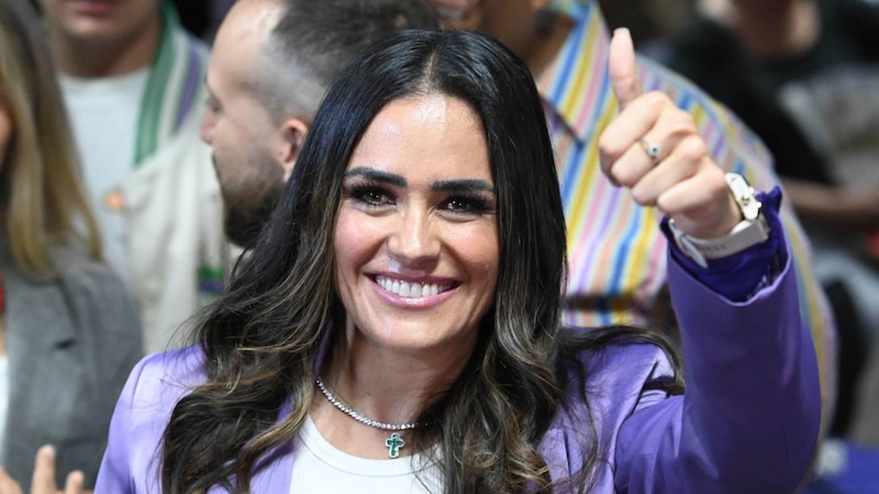 La actriz mexicana Salma Hayek presume su belleza en un evento deportivo