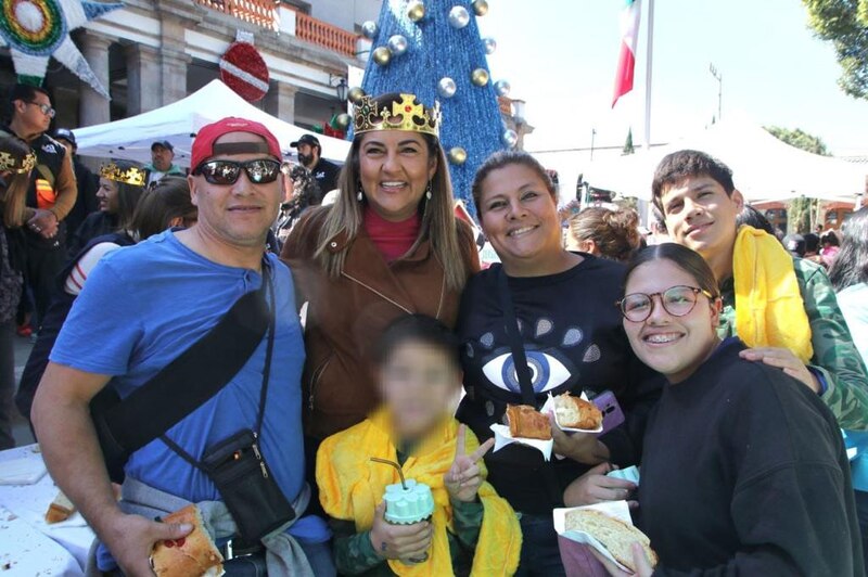 Familia feliz celebrando la Navidad