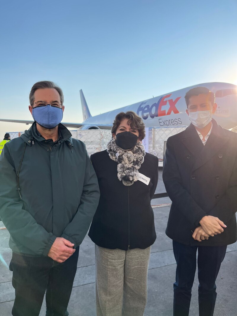 El presidente Alberto Fernández junto a empresarios en el Aeropuerto Internacional de Ezeiza