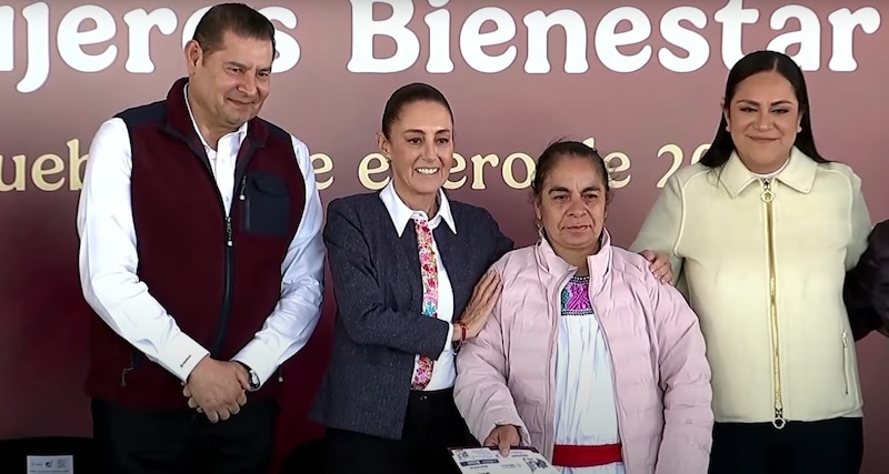 Claudia Sheinbaum, Alejandro Armenta y Ariadna Montiel junto a Francisca Macín Guerrero durante la entrega de pensiones del programa Mujeres Bienestar en Huauchinango, Puebla