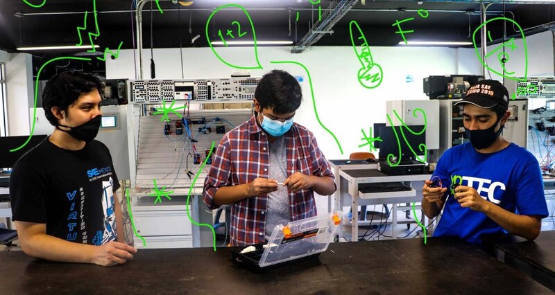 Estudiantes trabajando en un proyecto de electrónica