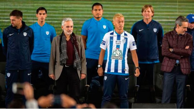 Jugadores de fútbol posan para una foto con el entrenador
