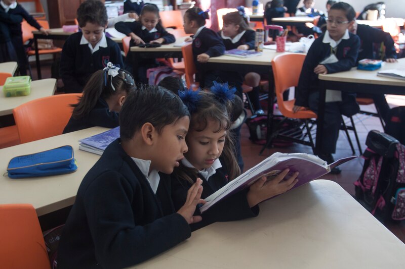 Niños leyendo en el aula