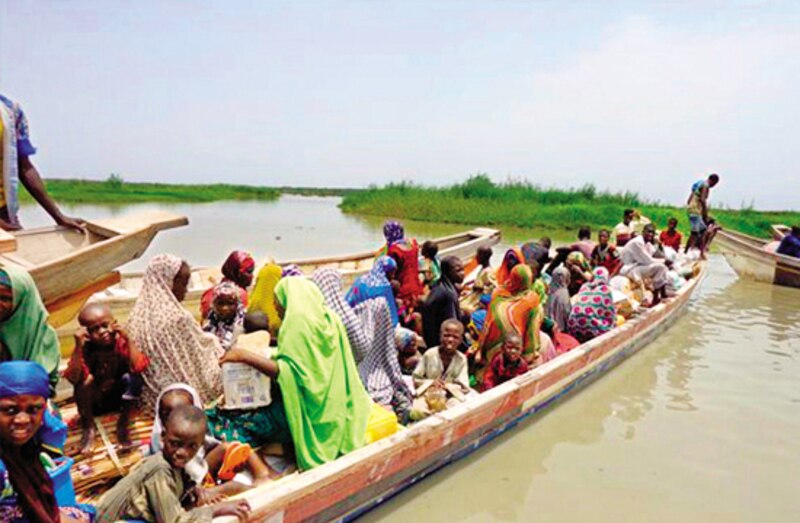 Migrantes arriesgan sus vidas en el cruce del río Níger