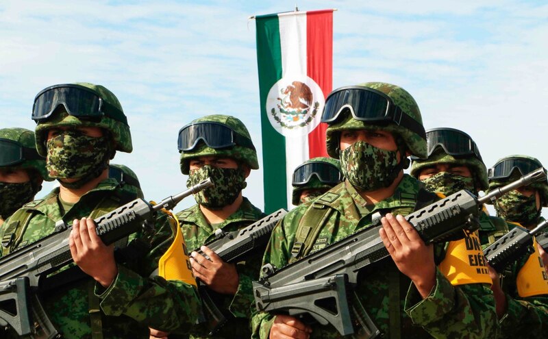 Soldados mexicanos en formación