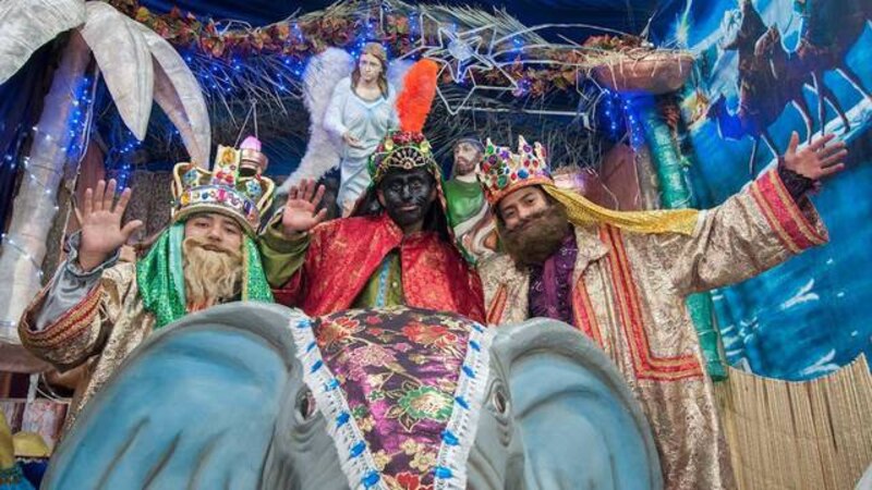 Los Reyes Magos en una carroza tirada por un elefante