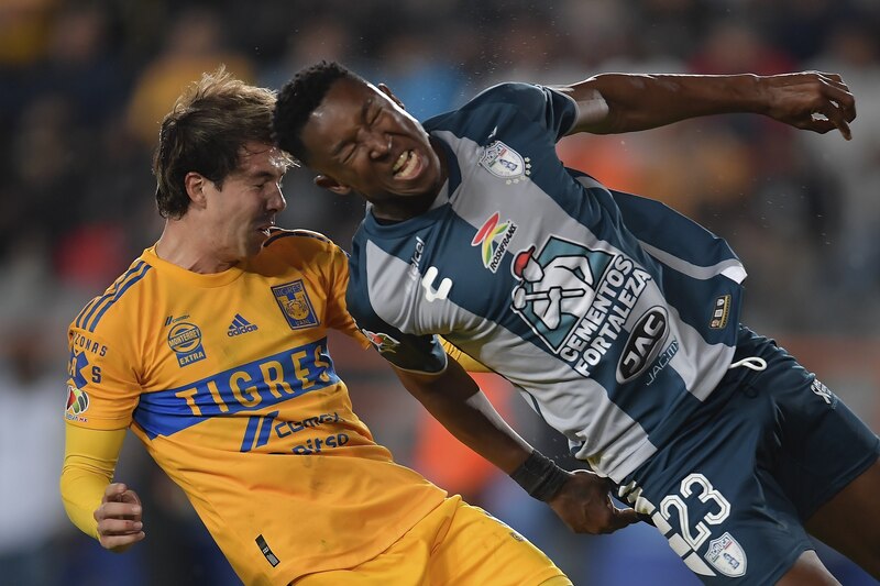 Jugadores de fútbol americano en acción