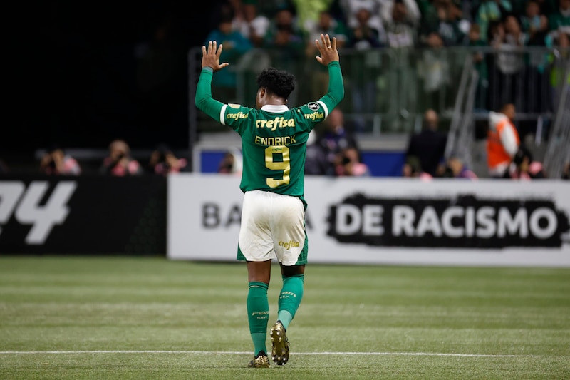 Jugador de fútbol celebra un gol con los brazos en alto