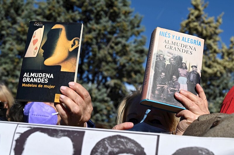 Mujeres leyendo a Almudena Grandes