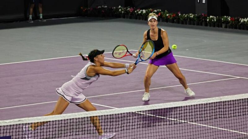 Partido de tenis entre dos mujeres