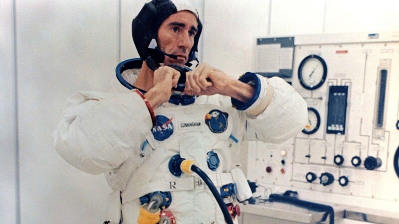 El astronauta Charles Cunningham se prepara para el lanzamiento de la misión Apolo 7.