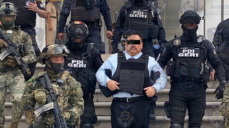 Title: Detienen a funcionario de la FGR en operativo conjunto de la PDI y la Marina