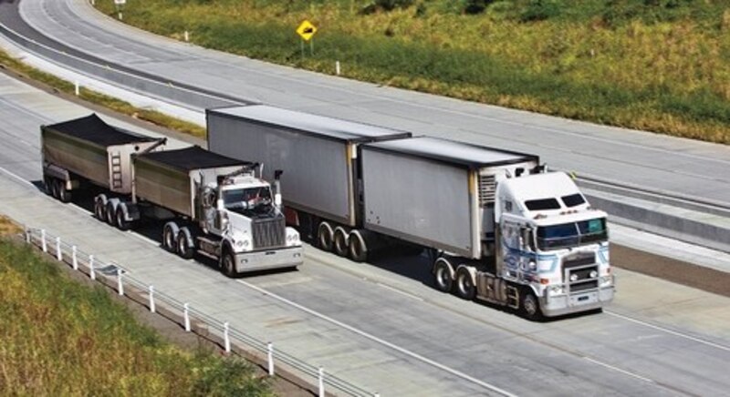 Tráfico de camiones en la carretera