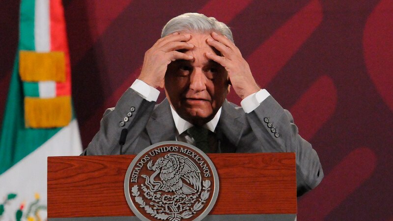 El presidente mexicano, Enrique Peña Nieto, se muestra preocupado durante una conferencia de prensa.