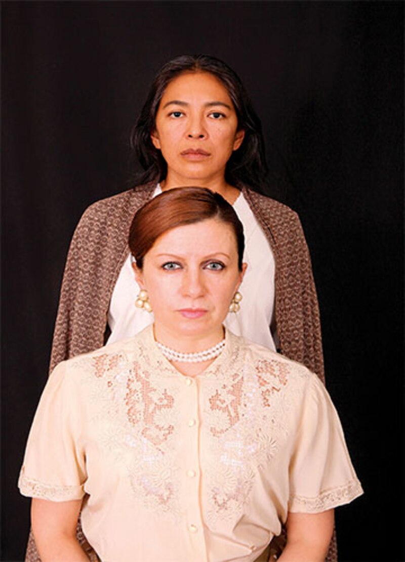 Dos mujeres indígenas con ropa tradicional.